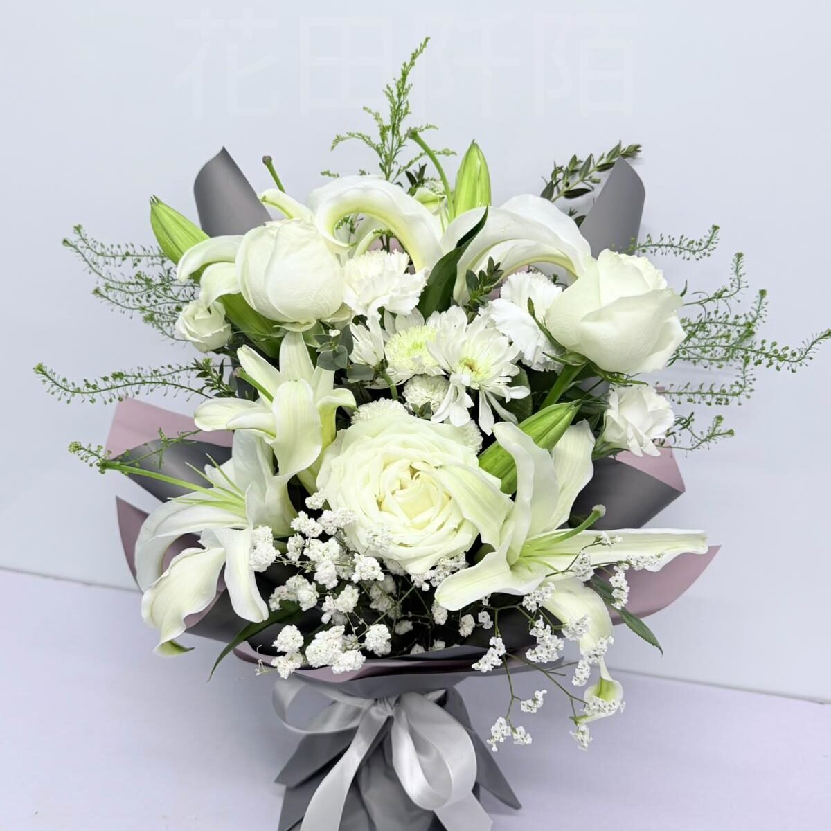 白玫瑰百合花束