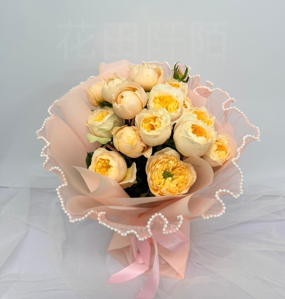 奶油杯多頭小玫瑰花束